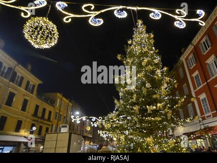 Modena, Emilia Romagna, Italien. Dezember 2018. Nacht Fotografie in Piazza XX Settembre. Der große Weihnachtsbaum, der mit seiner angenehmen Beleuchtung, steht o Stockfoto