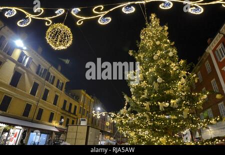 Modena, Emilia Romagna, Italien. Dezember 2018. Nacht Fotografie in Piazza XX Settembre. Der große Weihnachtsbaum, der mit seiner angenehmen Beleuchtung, steht o Stockfoto