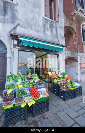 Waren, die Anzeige der gemüsehandel in Venedig Stockfoto