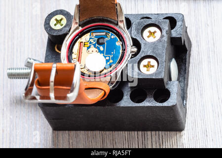 Watch Werkstatt Werkstatt - open Quartz Armbanduhr in Halter vorbereitet für den Austausch der Batterie auf holztisch Nahaufnahme Stockfoto