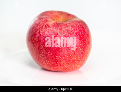 Ganze reife rote Apfel Obst auf dem Teller auf weißem Hintergrund Stockfoto