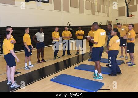 JACKSONVILLE, Fla. (Nov. 1, 2016) Petty Officer 3rd Class Rakim Rowley, Assistant Befehl fitness Leader bei Naval Station Mayport beauftragt Segler aus base Sicherheit vor Ihrer physischen Bereitschaftstest Stockfoto