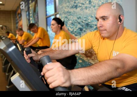 JACKSONVILLE, Fla. (Nov. 1, 2016) Petty Officer 2nd class Josef Rivera von der Basis Sicherheit Naval Station Mayport's führt eine physische Readiness Test auf einem stationären Fahrrad an der Basis Fitnesscenter. Stockfoto