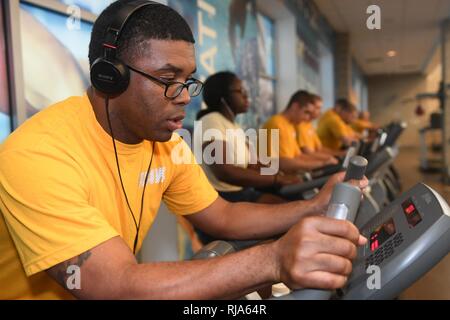 JACKSONVILLE, Fla. (Nov. 1, 2016) Petty Officer 2nd class Damian Woods von base Sicherheit Naval Station Mayport's führt eine physische Readiness Test auf einem stationären Fahrrad an der Basis Fitnesscenter. Stockfoto