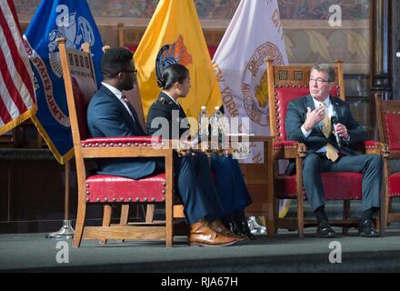 Verteidigungsminister Asche Carter Antworten eine Frage während einer Veranstaltung am City College, New York City, New York, November 1, 2016. Stockfoto