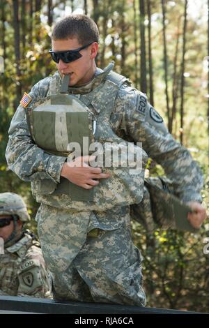 Us-Armee Pfc. Alec Wheeler, ein die Beseitigung von Explosivstoffen Soldat, um die 797 . Ordnance Company (EOD), 79th Ordnance Battalion (EOD), 71st Ordnance Gruppe zugeordnet, Riemen auf seine verbesserte äußere Taktische Weste in der sicheren Zone auf Lager Minden, November 1, 2016. Wheeler war die Vorbereitung zu beginnen, eine kontrollierte auf einer verfallenden Munition Bunker verbrennen. Stockfoto