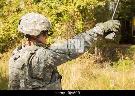 Us-Armee Pfc. Alec Wheeler, ein die Beseitigung von Explosivstoffen Soldat, um die 797 . Ordnance Company (EOD), 79th Ordnance Battalion (EOD), 71st Ordnance Gruppe zugewiesen wurde, aktiviert ein Sender, die zur Durchführung der kontrollierten Brennen in der sicheren Zone auf Lager Minden, November 1, 2016. Wheeler war Teil eines EOD Team mit Clearing einer verfallenden Munition Bunker beauftragt. Stockfoto