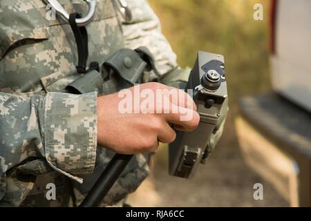 Us-Armee Pfc. Alec Wheeler, ein die Beseitigung von Explosivstoffen Soldat, um die 797 . Ordnance Company (EOD), 79th Ordnance Battalion (EOD), 71st Ordnance Gruppe zugeordnet, zerlegt einen Sender nach dem Einleiten einer kontrollierten in der sicheren Zone auf Lager Minden, Nov. 1, 2016 brennen. Wheeler war Teil eines EOD Team mit Clearing einer verfallenden Munition Bunker beauftragt. Stockfoto