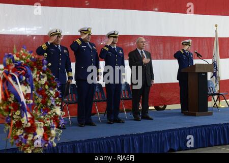 Kapitän Mark Morin, Air Station Kodiak kommandierenden Offizier, Cmdr. James Landreau, U.S. Navy Leutnant Aaron Wesson, Cmdr. John whiddon (Ret.) und Oberstleutnant Zach Vojtech render begrüßt während der Nationalhymne am 30. Jahrestag Gedenkveranstaltung zu Ehren die Crew der Küstenwache 1473 an Air Station Kodiak Nov. 2, 2016. Die Zeremonie zu Leutnant Michael C. Dollahite, Oberstleutnant Robert L. Carson jr., Petty Officer 2nd class Kevin M. McCracken, Petty Officer 3rd Class William G. Kemp, Cmdr ehren. David M. Rockmore und Petty Officer 3rd Class Ralph D. König, die ihr Leben nach ihrem HH-3F Hubschrauber verloren c Stockfoto