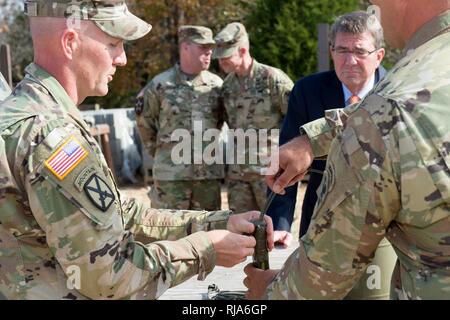 Verteidigungsminister Ash erhält Anweisung zur Montage Gebühren für einen Abriss Übung auf Ft. Lenard Holz, Calif., Nov. 2, 2016. Stockfoto