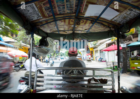 Kambodscha, Phnom Penh, Straßenszene, Fahrt in einem Tuk Tuk Taxi Stockfoto
