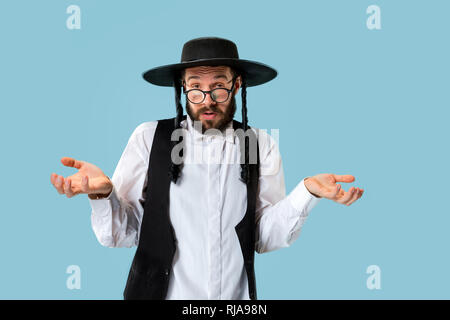 Portrait einer jungen orthodoxen Hasdim jüdischen Mann an Jüdische Festival der Purim im Studio. Die purim, jüdische, Festival, Urlaub, Feier, Judentum, Gebäck, Tradition, Cookie, Religion Konzept. Stockfoto