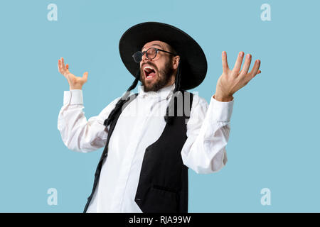 Portrait einer jungen orthodoxen Hasdim jüdischen Mann an Jüdische Festival der Purim im Studio. Die purim, jüdische, Festival, Urlaub, Feier, Judentum, Gebäck, Tradition, Cookie, Religion Konzept. Stockfoto