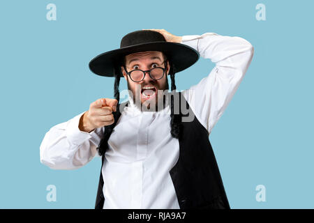 Portrait einer jungen orthodoxen Hasdim jüdischen Mann an Jüdische Festival der Purim im Studio. Die purim, jüdische, Festival, Urlaub, Feier, Judentum, Gebäck, Tradition, Cookie, Religion Konzept. Stockfoto