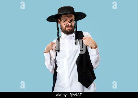 Portrait einer jungen orthodoxen Hasdim jüdischen Mann an Jüdische Festival der Purim im Studio. Die purim, jüdische, Festival, Urlaub, Feier, Judentum, Gebäck, Tradition, Cookie, Religion Konzept. Stockfoto