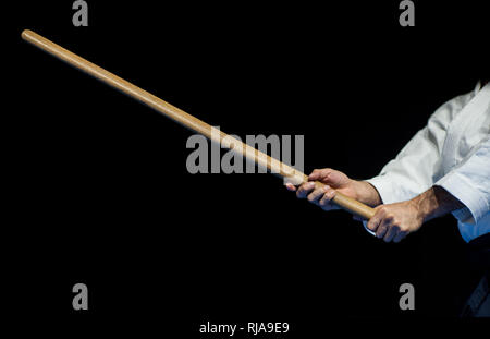 Aikido Kämpfer mit seinem Holz Stick während einer öffentlichen Kampf Demonstration Stockfoto