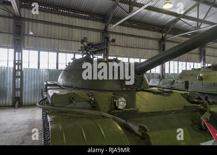 Die durchschnittliche Sowjetischen t-55 Tank close-up im Museum. Sowjetische militärische Ausrüstung. Stockfoto