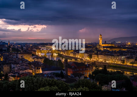 Panoramablick Blick auf die beleuchtete Stadt von Piazza Michelangelo in der Nacht, die Brücke Ponte Vecchio Spiegelung in den Fluss Arno Stockfoto