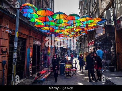 02.02.2019, Karakoy, Istanbul, Türkei, Straßen mit Schirm Dekor Stockfoto