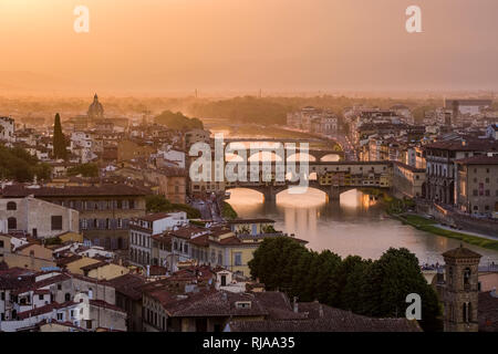 Blick auf die Stadt von der Piazza Michelangelo bei Sonnenuntergang, die Brücke Ponte Vecchio Spiegelung in den Fluss Arno Stockfoto
