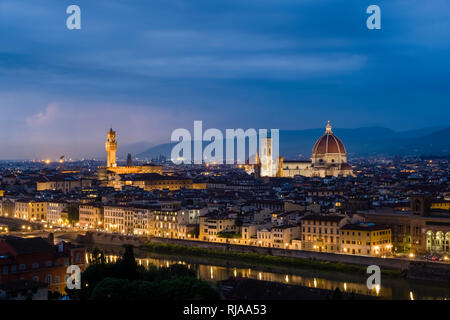 Luftaufnahme auf die beleuchtete Stadt von Piazza Michelangelo in der Nacht, den Dom und den Palazzo Vecchio stehen heraus Stockfoto