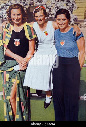 Foto (von links nach rechts) von Helene Emma Madison (1913 - 1970) aus den USA mit Willemijntje Den Ouden (1918 - 1997) aus den Niederlanden und Eleanor Saville (1909-1998) während der Olympischen Spiele 1932. Diese Frauen im 100 Meter Freistil konkurrierten, Helene Gold hat, Willy Silber nahm und Eleanor Bronze. Stockfoto