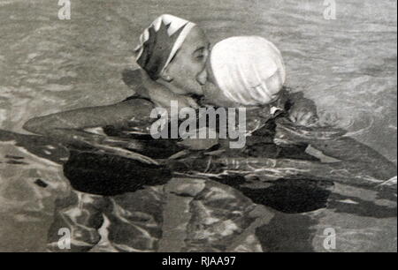 Foto von Helene Emma Madison (1913 - 1970), die Gold für die USA für die 400 Freistil schwimmen und Lenore M. Ritter (1911 - 2000), Silber bei den Olympischen Spielen 1932 nahm gewonnen. Stockfoto