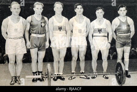 Foto von gewichtheber an den Olympischen Spielen 1932. 60 kg Klasse von Raymond Suvigny (1903-1945) aus Frankreich gewann auf der rechten Seite. Neben ihm Johannes "Hans" Wölpert (1898 - 1957) aus Deutschland und dritten Anthony Terlazzo (1911 - 1966) aus den USA. Stockfoto