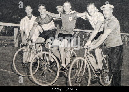 Foto des Sprint Medaillengewinner bei den Olympischen Spielen 1932. (Von rechts nach links) Jacobus van Egmond (1908 - 1969) aus Holland nahm Gold, Louis de Chaillot (1914 - 1998) aus Frankreich nahm Silber & v (1907 - 1991) von Italien aus Bronze. Stockfoto