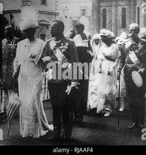 Zar Nikolaus II. und Kaiserin Alexandra mit dem Tsarevich Alexis von an die 1913 Tercentenary feiern Der Romanov-dynastie. Auf der rechten Seite ist Graf Vladimir Frederiks (1838-1927), Kaiserhaus Minister zwischen 1897 und 1917 unter Nikolaus II. Stockfoto