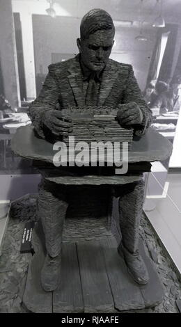 Alan Turing (1912 - 1954), englischer Informatiker, Mathematiker, Logiker, cryptanalyst, Philosoph, theoretische Biologe. Skulptur in Schiefer von Stephen Wasserkocher (12. Juli 1966). Diese lebensgroße Statue von Alan Turing ist im Bletchley Park Museum Stockfoto