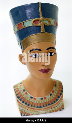 Replica Büste der Nofretete (1370-1330 v. Chr.); ägyptische Königin und der Großen Königlichen Gemahlin (chief Consort) des Echnaton, ein ägyptischer Pharao. Nofretete und ihr Mann waren für eine religiöse Revolution, in denen sie nur einen Gott anbeteten, Aten, oder die Sonne disc" bekannt ist. Stockfoto
