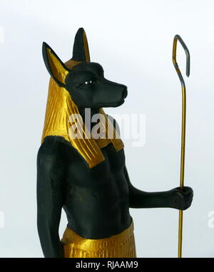 Moderne Replik Statuette des Anubis, der Gott mit der mumifizierung und das Leben nach dem Tod im alten ägyptischen Religion verbunden. normalerweise als ein Hund oder ein Mann mit einem Hunde Kopf dargestellt. Archäologen identifiziert das heilige Tier des Anubis als Ägyptischer canid, dass zum Zeitpunkt der goldenen Schakal genannt wurde, aber die jüngsten Gentests hat die ägyptische Tier wie die Afrikanischen golden Wolf umklassifiziert werden. Stockfoto