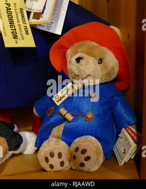 Paddington Bär ist ein fiktionaler Charakter in der Kinderliteratur. Er erschien erstmals am 13. Oktober 1958 in dem Kinderbuch ein Bär namens Paddington und hat in mehr als zwanzig Büchern der britische Autor Michael Bond geschrieben und von Peggy Fortnum und anderen Künstlern illustriert gekennzeichnet worden Stockfoto