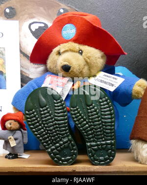Paddington Bär ist ein fiktionaler Charakter in der Kinderliteratur. Er erschien erstmals am 13. Oktober 1958 in dem Kinderbuch ein Bär namens Paddington und hat in mehr als zwanzig Büchern der britische Autor Michael Bond geschrieben und von Peggy Fortnum und anderen Künstlern illustriert gekennzeichnet worden Stockfoto