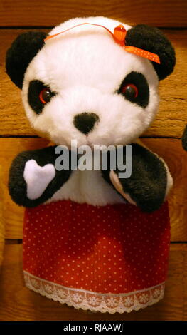 Soo, ein ruhig und weibliche Panda mit einem normalen menschlichen Stimme, der als Folie für beide Rußig und Sweep fungiert. Ruß ist eine fiktive tragen in Form eines Handschuhs Marionette, der nicht sprechen (aber sagte zu "Flüstern") und erscheint im britischen Fernsehen, auf der Bühne, im Film und in Comics. Er wurde von der Puppenspieler und Zauberer Harry Corbett 1949 erstellt Stockfoto