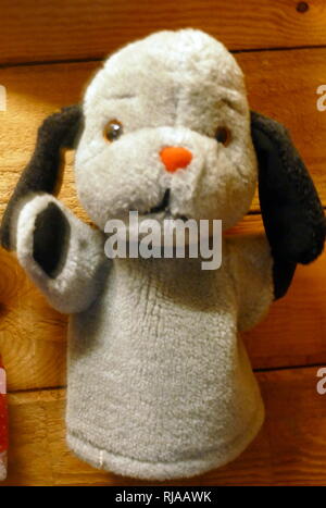 Sweep - ein grauer Rüde mit einer Vorliebe für Knochen und Würstchen, der als Folie für beide Soo und Schleife fungiert. Ruß ist eine fiktive tragen in Form eines Handschuhs Marionette, der nicht sprechen (aber sagte zu "Flüstern") und erscheint im britischen Fernsehen, auf der Bühne, im Film und in Comics. Er wurde von der Puppenspieler und Zauberer Harry Corbett 1949 erstellt Stockfoto