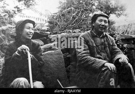 Mao Zedong und Jian Qing in Yenan, China 1936. Mao Zedong (1893 - 1976) Chinesische Kommunistische Revolutionäre und Gründervater der Volksrepublik China auf dem langen Marsch in den Höhlen von yenan im Jahre 1936. Jiang Qing (1914 - 1991), bekannt als Madame Mao, war eine chinesische Kommunistische Revolutionäre, chinesische Schauspielerin, und bedeutende politische Figur während der Kulturrevolution (1966 - 76). Stockfoto