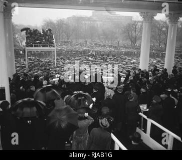 Franklin Roosevelt nimmt den Amtseid als Präsidenten der Vereinigten Staaten im Jahr 1937. Charles Evans Hughes (1862 - 1948) Gericht-oberrichter den Eid verwaltet Stockfoto