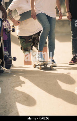 Ein junges Mädchen bereitet an der Hove Lagune Skatepark, Hove, Brighton, England zu skaten. Stockfoto