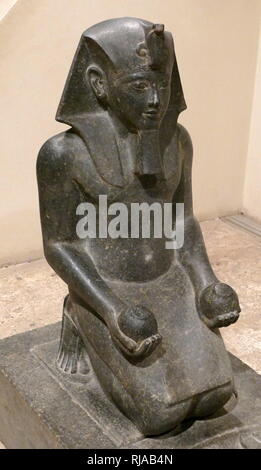 Statue von Haremhab, der König von Ägypten, kniend, vor der Gott ATUM der Gottheit des Per-Tem (Haus des Atum") in Pitom im östlichen Delta. 18. Dynastie 1308 BC 18. Dynastie 1308 BC. Haremhab regierte 14 Jahre lang, zwischen 1319 v. Chr. und 1292 v. Chr. Stockfoto