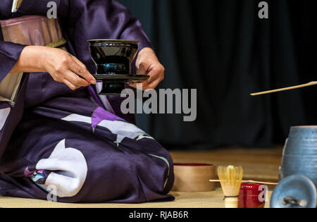 Eine japanische Frau zeigt die Tee Zeremonie, während einer öffentlichen Demonstration Stockfoto