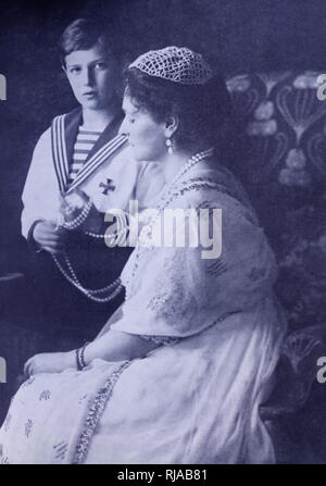 Alexej Nikolaevich (1904 - 1918); Tsarevich, Thronfolger auf den Thron des russischen Reiches, 8 mit seiner Mutter Kaiserin Alexandra im Alter. Stockfoto