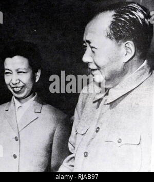 Mao Zedong und Jian Qing, China 1966. Mao Zedong (1893 - 1976) Chinesische Kommunistische Revolutionäre und Gründervater der Volksrepublik China auf dem langen Marsch in den Höhlen von yenan im Jahre 1936. Jiang Qing (1914 - 1991), bekannt als Madame Mao, war eine chinesische Kommunistische Revolutionäre, chinesische Schauspielerin, und bedeutende politische Figur während der Kulturrevolution (1966 - 76). Stockfoto