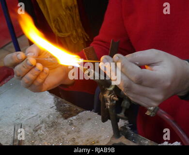 Glas, die mit der herkömmlichen Methode und einer Gasflamme; Ägypten 2018 Stockfoto