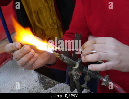 Glas, die mit der herkömmlichen Methode und einer Gasflamme; Ägypten 2018 Stockfoto