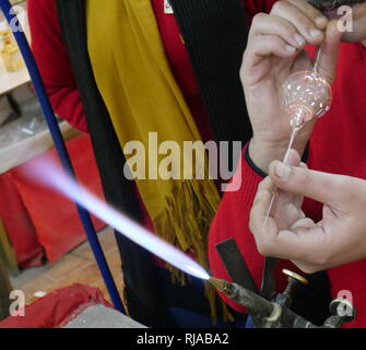 Glas, die mit der herkömmlichen Methode und einer Gasflamme; Ägypten 2018 Stockfoto