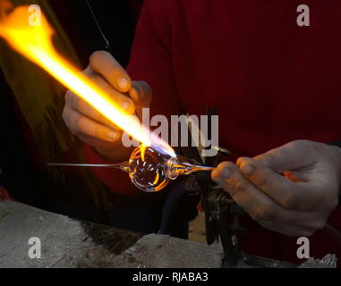 Glas, die mit der herkömmlichen Methode und einer Gasflamme; Ägypten 2018 Stockfoto