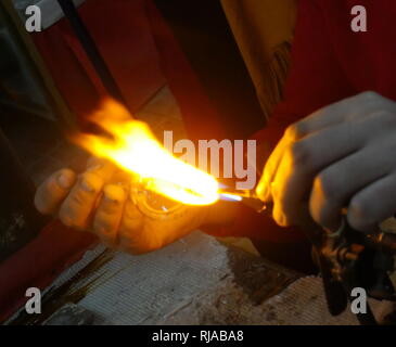 Glas, die mit der herkömmlichen Methode und einer Gasflamme; Ägypten 2018 Stockfoto