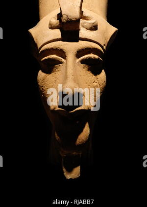 König Amenophis IV. mit der Doppelkrone von Ober- und Unterägypten. Amarna stil Skulptur ca. 1360 v. Chr.. Echnaton (vor dem fünften Jahr seiner Herrschaft als Amenophis IV. bekannt), war eine antike ägyptische Pharao der 18. Dynastie, die seit 17 Jahren regiert und starb vielleicht in 1336 v. Chr. oder 1334 v. Chr.. Er ist für eine Abkehr von traditionellen ägyptischen Polytheismus und die Einführung Gottesdienst galoppierte auf dem Aten festgestellt. Stockfoto